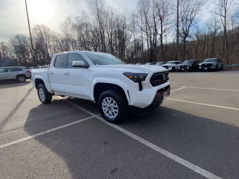 Certified 2025 Toyota Tacoma SR5 image 9