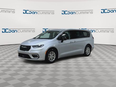 Used 2024 Chrysler Pacifica Touring-L FWD image 5