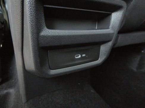 Certified 2025 Volkswagen Taos SE FWD image 40