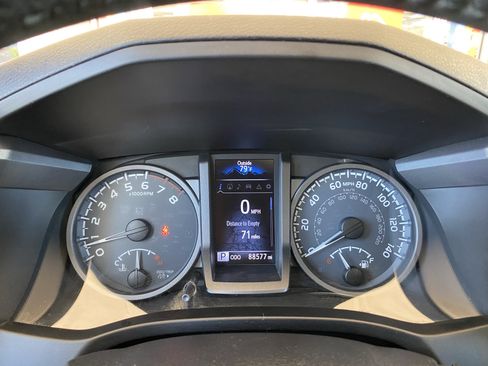 Used 2017 Toyota Tacoma TRD Off-Road w/ Premium & Technology Package AWD/4WD image 27