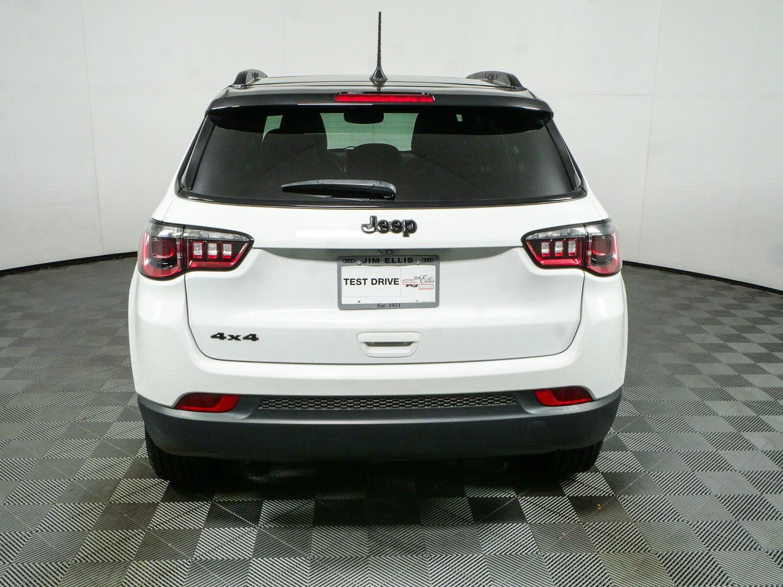Used 2023 Jeep Compass Latitude w/ Sun and Sound Group AWD/4WD image 30