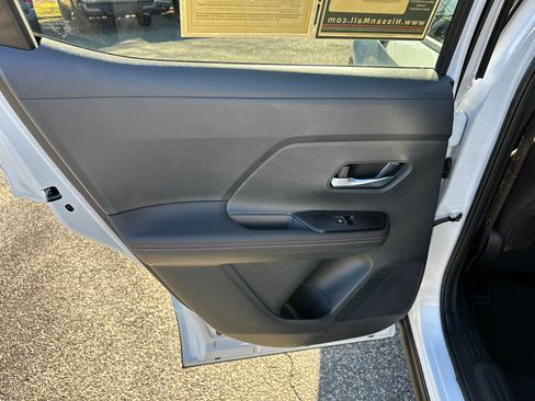 Used 2025 Nissan Kicks SR image 21