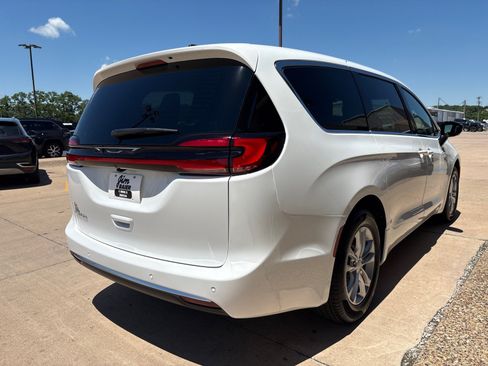 New 2027 Chrysler Pacifica Select FWD image 9
