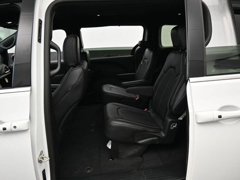 Used 2025 Chrysler Pacifica Select FWD image 25