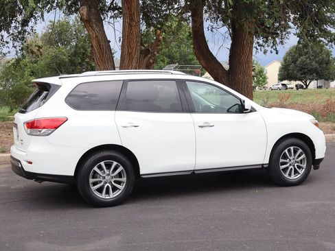 Used 2016 Nissan Pathfinder SV AWD/4WD image 4