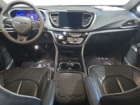 Used 2025 Chrysler Pacifica Limited FWD image 9