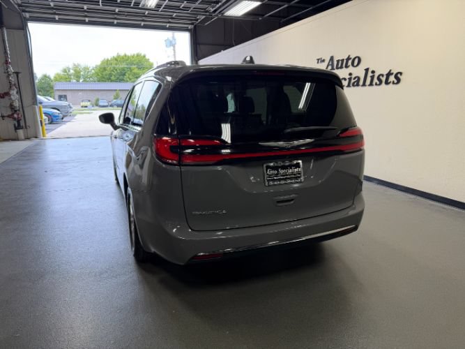 Used 2021 Chrysler Pacifica Touring-L FWD image 2