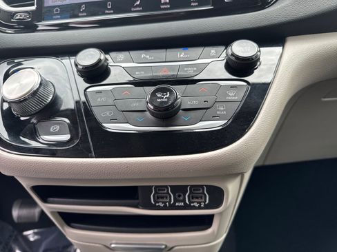 Used 2023 Chrysler Pacifica Touring-L FWD image 30