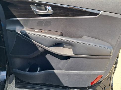 Used 2019 Kia Sorento LX image 17