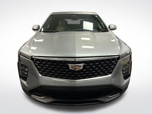 Used 2024 Cadillac XT4 Luxury w/ Cold Weather Package FWD image 8