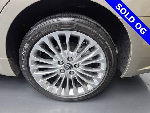 Used 2017 Toyota Avalon Limited image 17