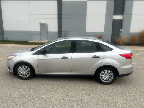Used 2018 Ford Focus S image 2