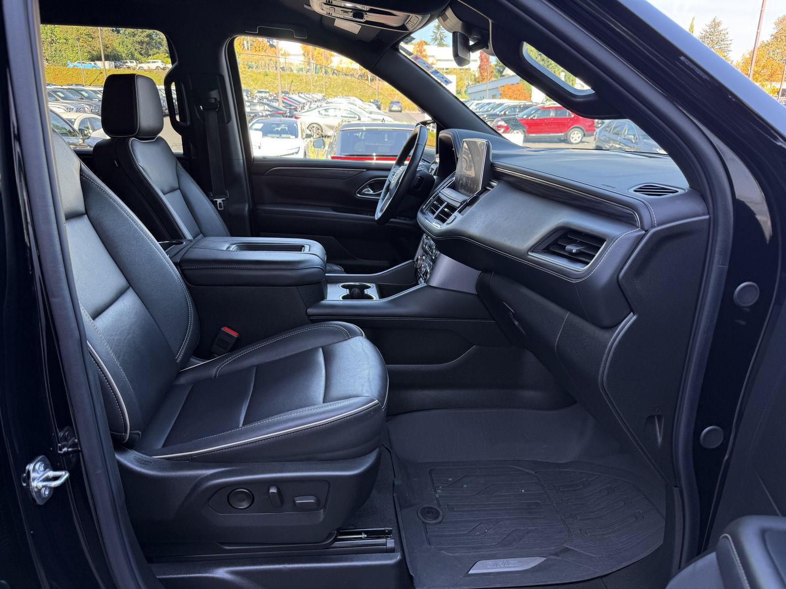 Used 2024 GMC Yukon SLT w/ SLT Luxury Package AWD/4WD image 24