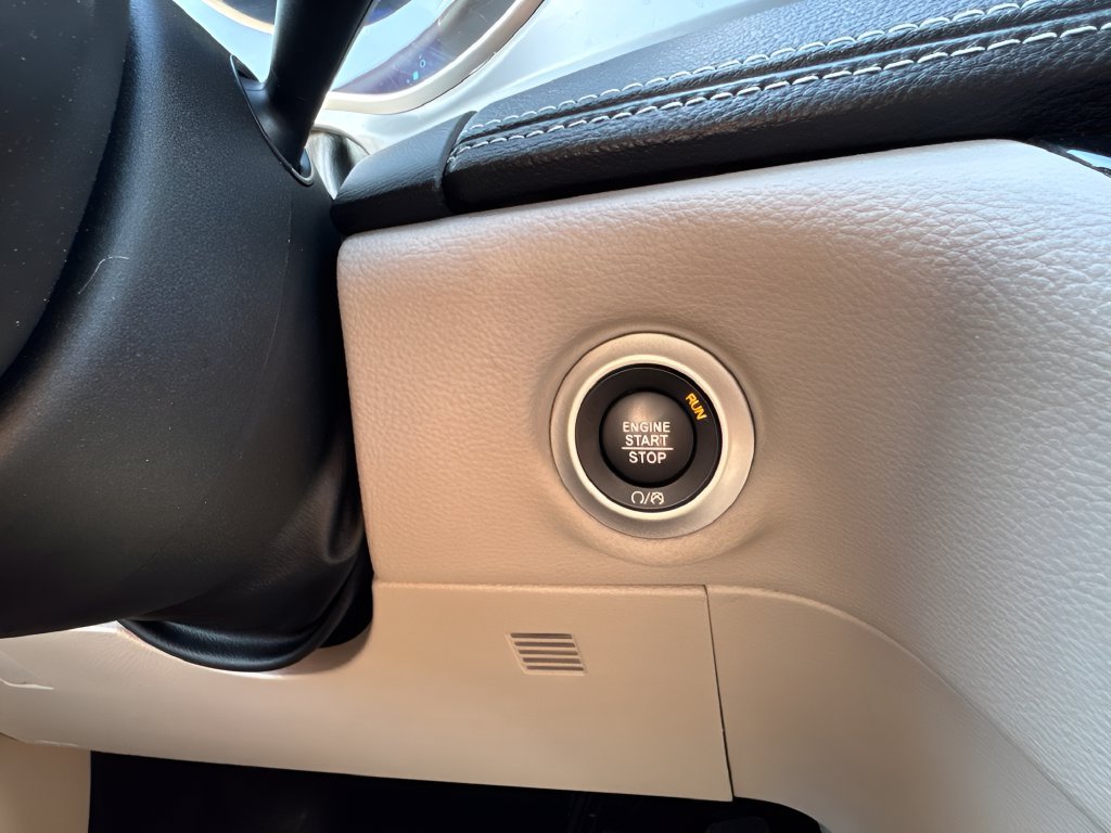Used 2024 Chrysler Pacifica Limited FWD image 18