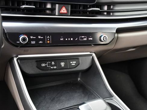 Used 2025 Kia Carnival FWD image 37