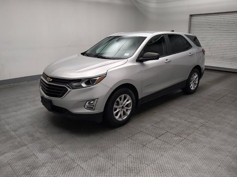 Used 2021 Chevrolet Equinox LS w/ LS Convenience Package FWD image 2