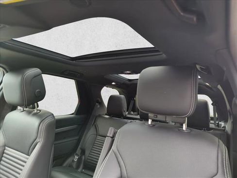 Used 2024 Land Rover Discovery Dynamic SE image 22