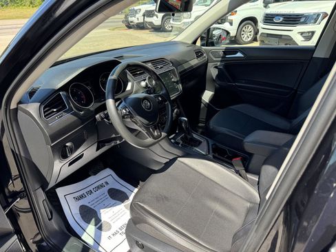 Used 2020 Volkswagen Tiguan SE FWD image 2
