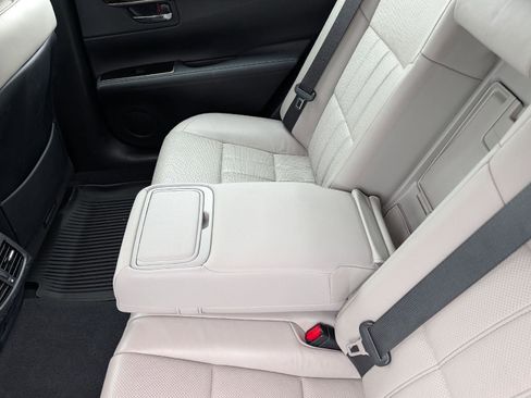Used 2016 Lexus ES 350 w/ Luxury Package w/Wood Trim FWD image 19