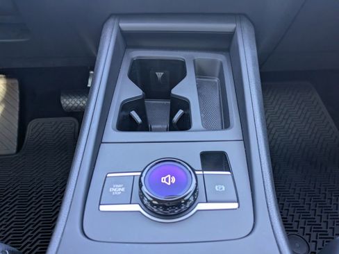 Used 2025 Volkswagen Tiguan SE image 19