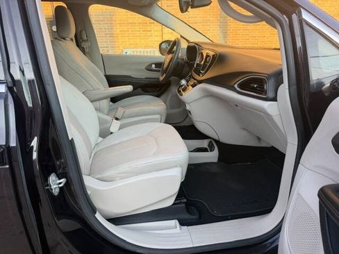 Used 2017 Chrysler Pacifica Touring w/ Tire & Wheel Group FWD image 20