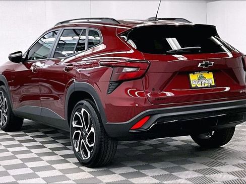 Used 2024 Chevrolet Trax RS w/ Sunroof Package image 3