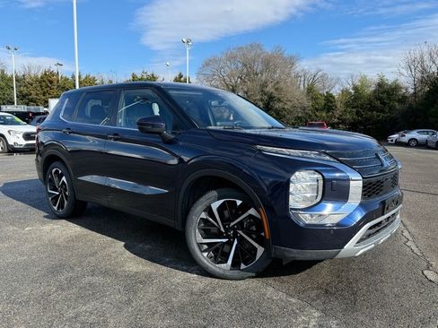 Used 2024 Mitsubishi Outlander SE image 1