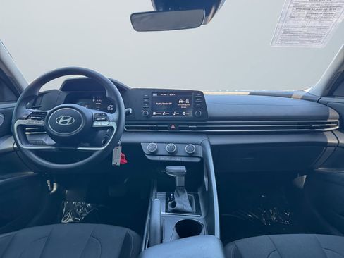 Used 2025 Hyundai Elantra SE FWD image 10