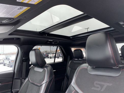 Used 2025 Ford Explorer ST image 13