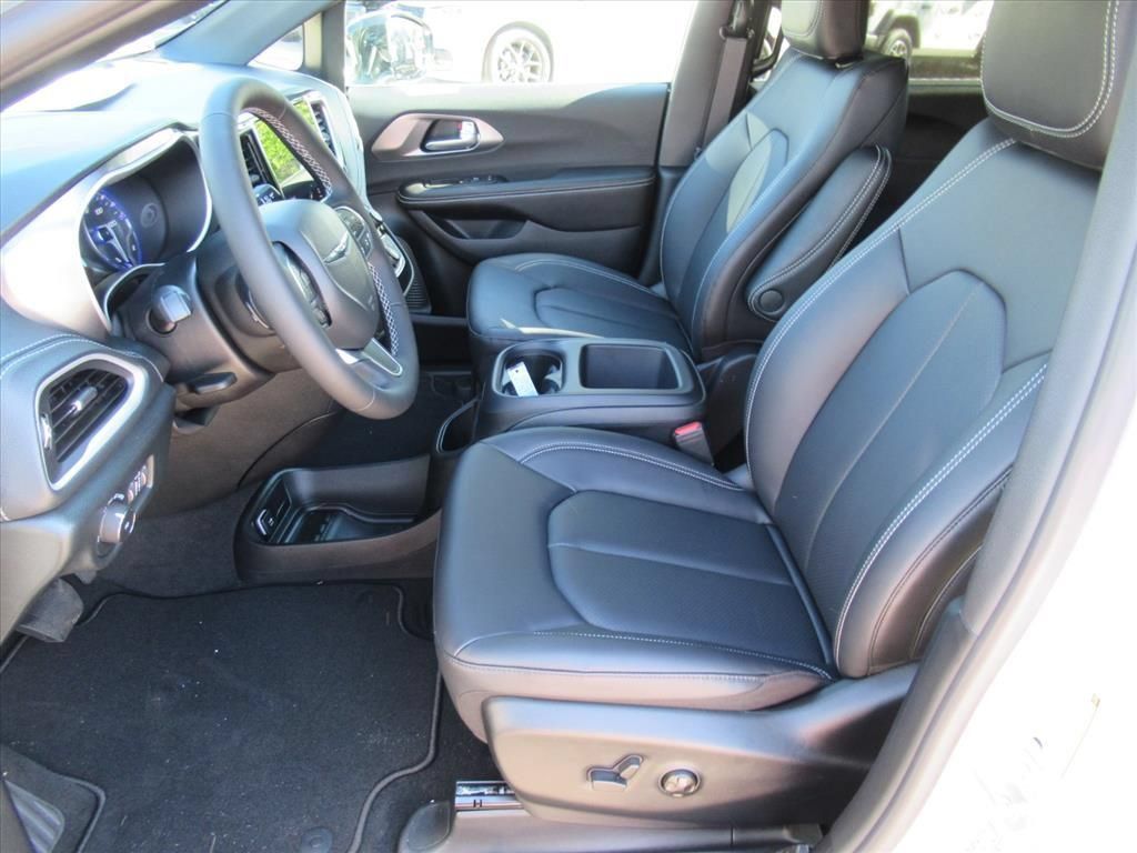 New 2026 Chrysler Pacifica Select FWD image 16