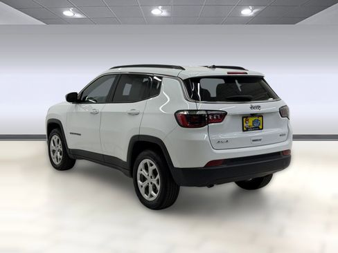 Used 2024 Jeep Compass Latitude AWD/4WD image 2