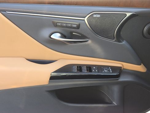 Used 2025 Lexus ES 300h Ultra Luxury w/ Accessory Package (Z2) FWD image 32