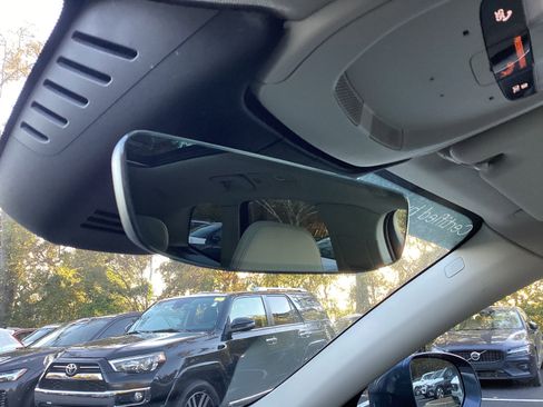 Certified 2022 Volvo XC60 B5 Momentum w/ Climate Package image 27