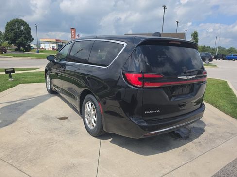 Used 2023 Chrysler Pacifica Touring-L FWD image 7