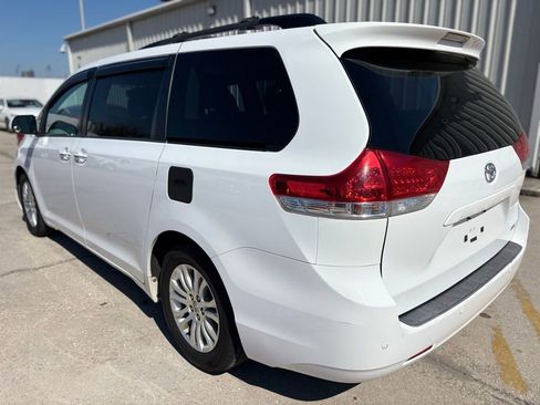 Used 2013 Toyota Sienna XLE image 3