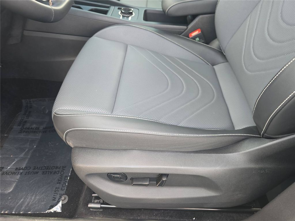 Used 2025 Volkswagen Tiguan SE FWD image 17