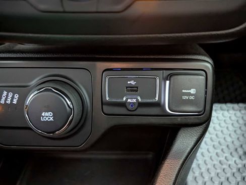 Used 2023 Jeep Renegade Latitude w/ Premium Group image 32