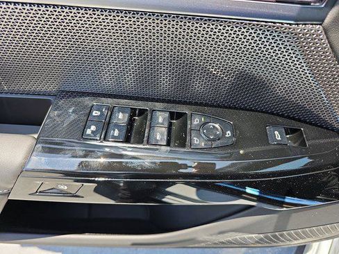 New 2025 BMW 750e xDrive w/ Premium Package image 28