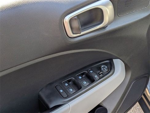 Used 2025 Hyundai Venue SEL image 9