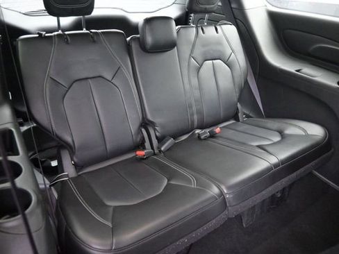 Used 2024 Chrysler Pacifica Limited FWD image 14