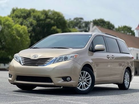Used 2013 Toyota Sienna XLE w/ Premium Pkg FWD image 1