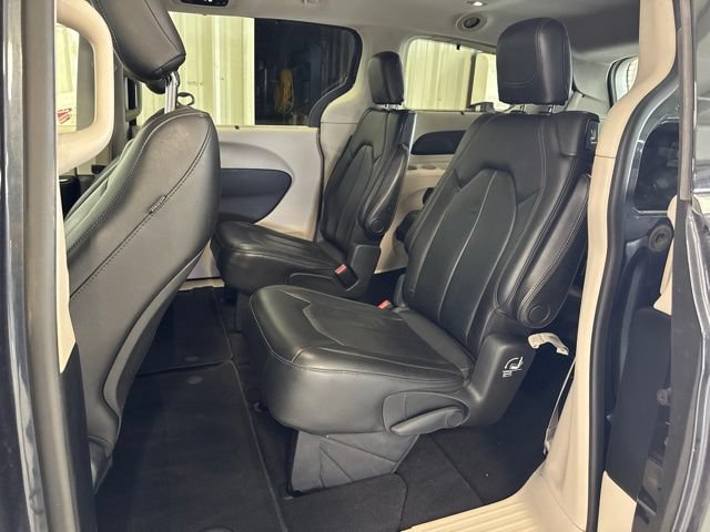 Used 2020 Chrysler Pacifica Touring-L FWD image 3