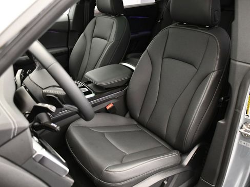 Used 2025 Audi Q8 Premium Plus image 38
