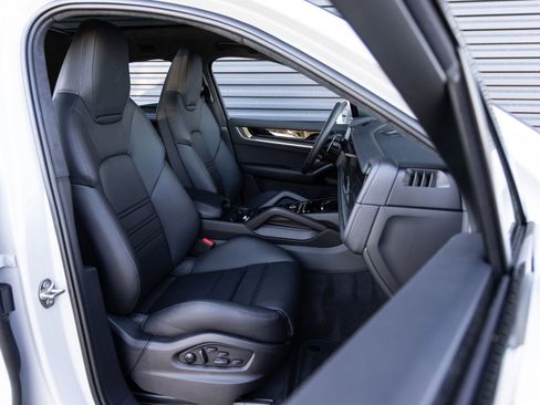 Certified 2026 Porsche Cayenne Turbo AWD/4WD image 34