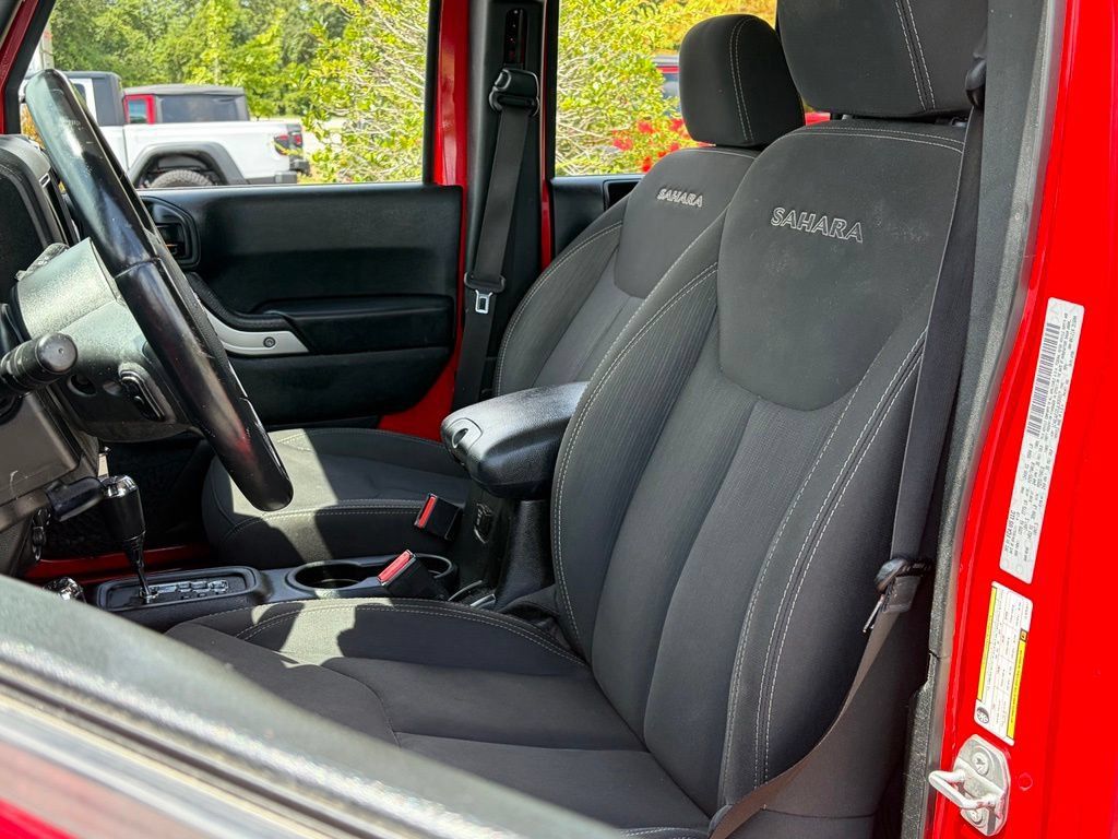 Used 2018 Jeep Wrangler Unlimited Sahara w/ Connectivity Group AWD/4WD image 35
