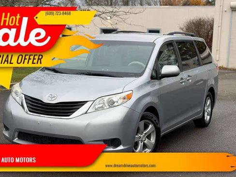 Used 2014 Toyota Sienna LE image 1