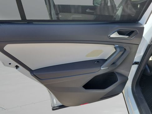 Used 2018 Volkswagen Tiguan SE w/ Panoramic Sunroof Package FWD image 11