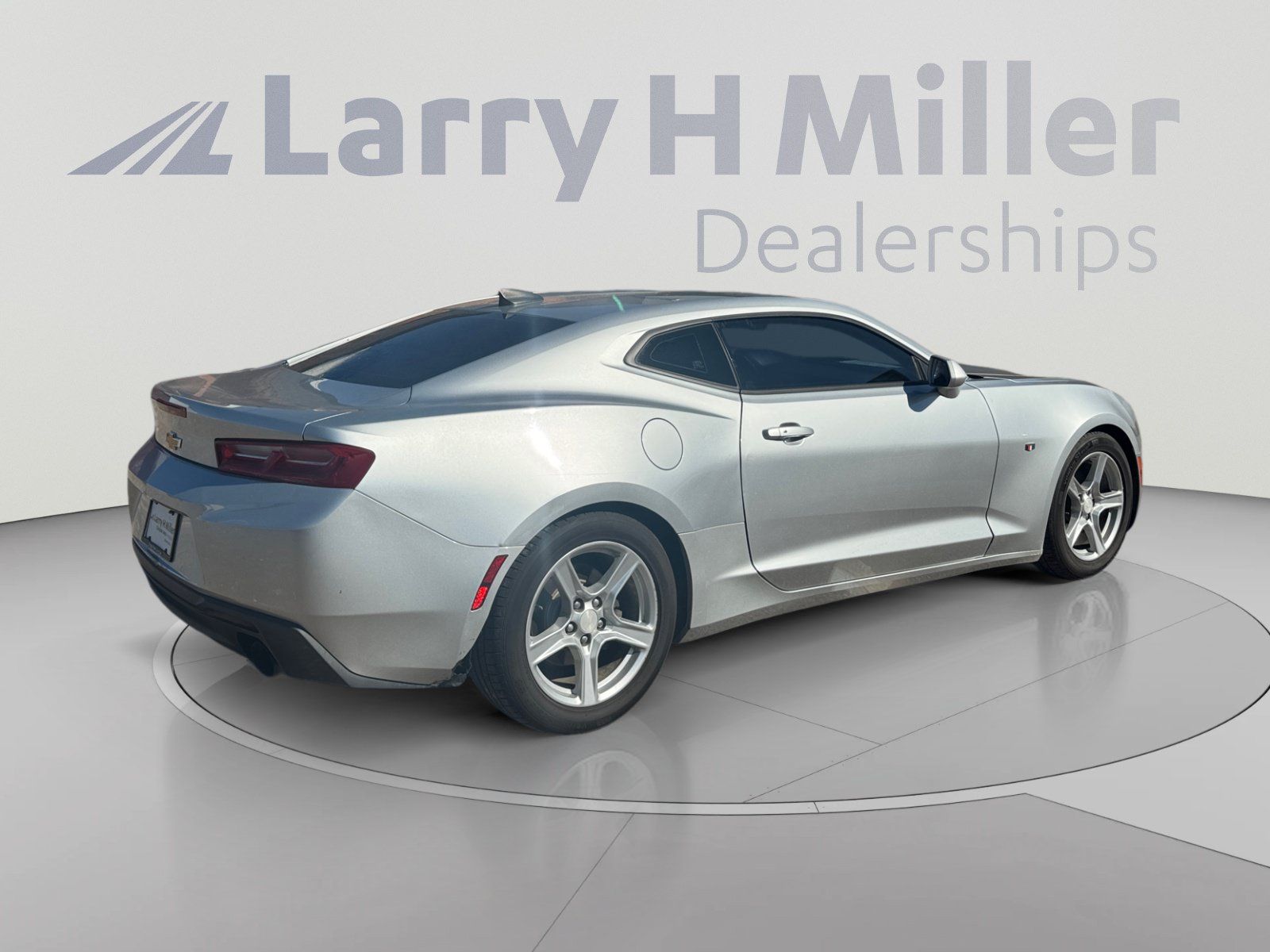 Used 2018 Chevrolet Camaro LT RWD image 5