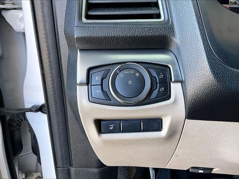 Used 2018 Ford Explorer XLT w/ Equipment Group 202A AWD/4WD image 33