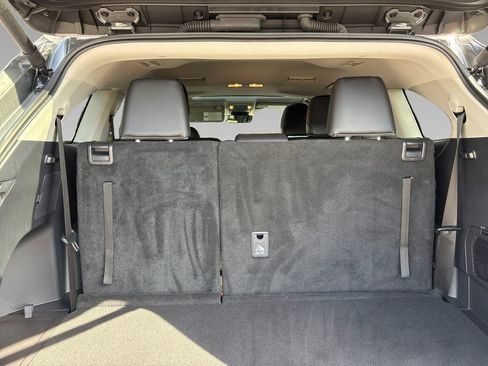 Used 2025 Toyota Highlander XLE image 25